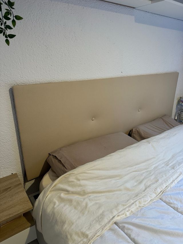 Letto matrimoniale con testiera in tessuto beige