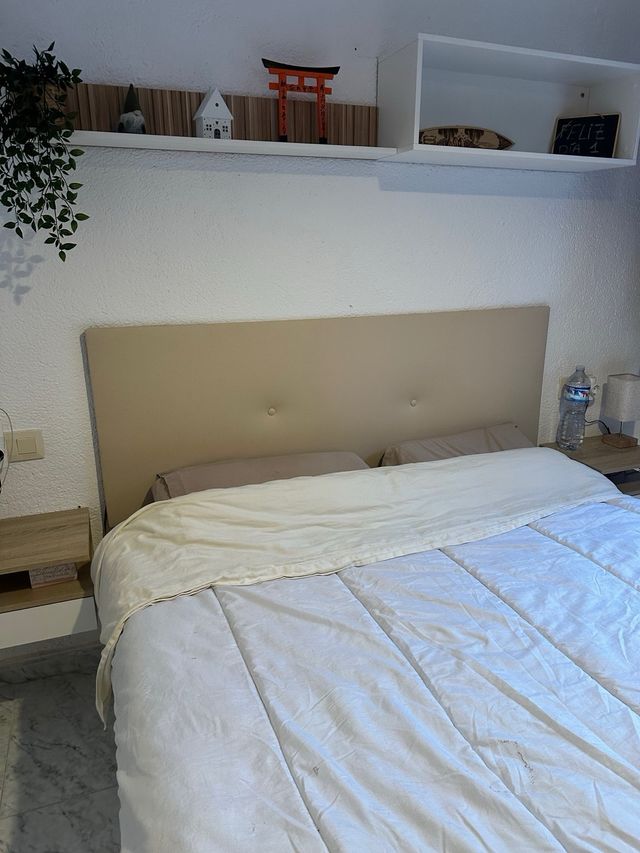 Letto matrimoniale con testiera in tessuto beige