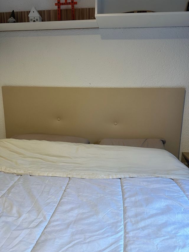 Letto matrimoniale con testiera in tessuto beige