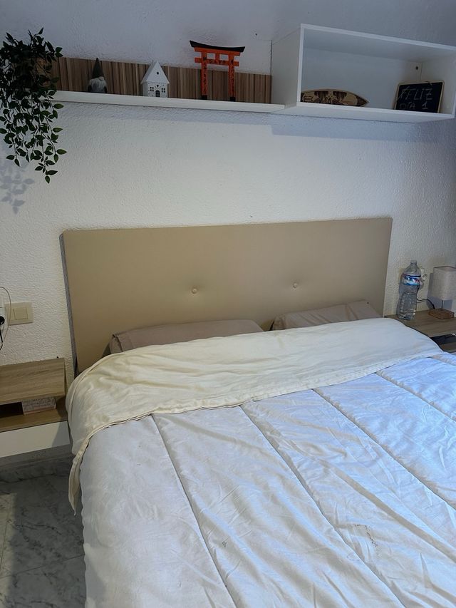 Letto matrimoniale con testiera in tessuto beige