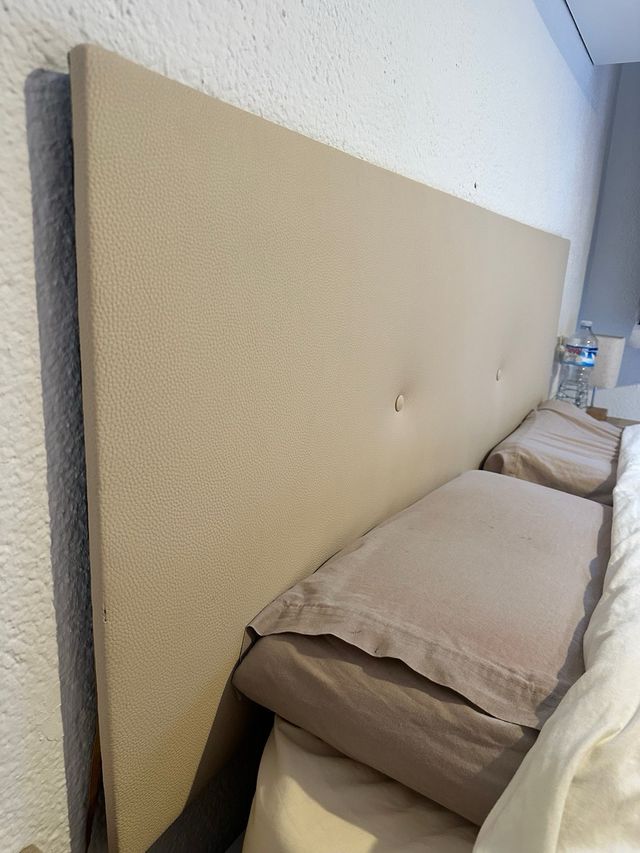 Letto matrimoniale con testiera in tessuto beige