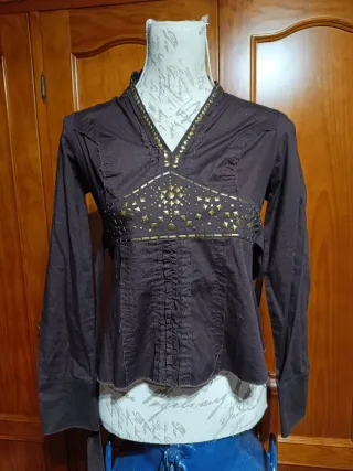 Blusa marrón con tachuelas