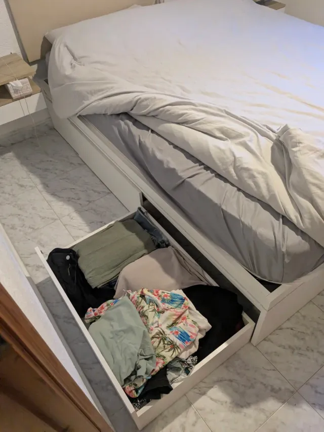 Divano letto matrimoniale bianco con cassetti laterali