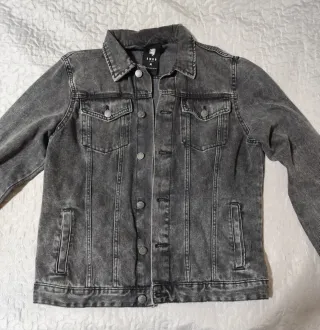 Cazadora vaquera gris