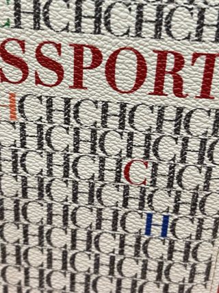 Cartera Carolina Herrera CH Passport
