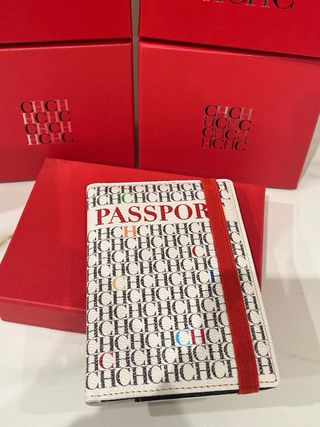 Cartera Carolina Herrera CH Passport