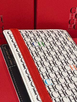 Cartera Carolina Herrera CH Passport
