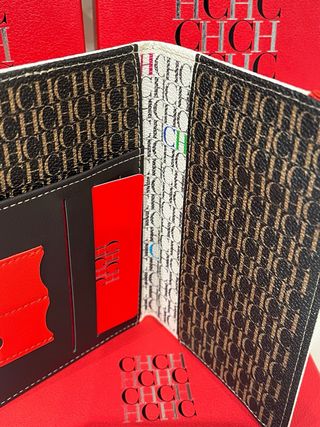 Cartera Carolina Herrera CH Passport