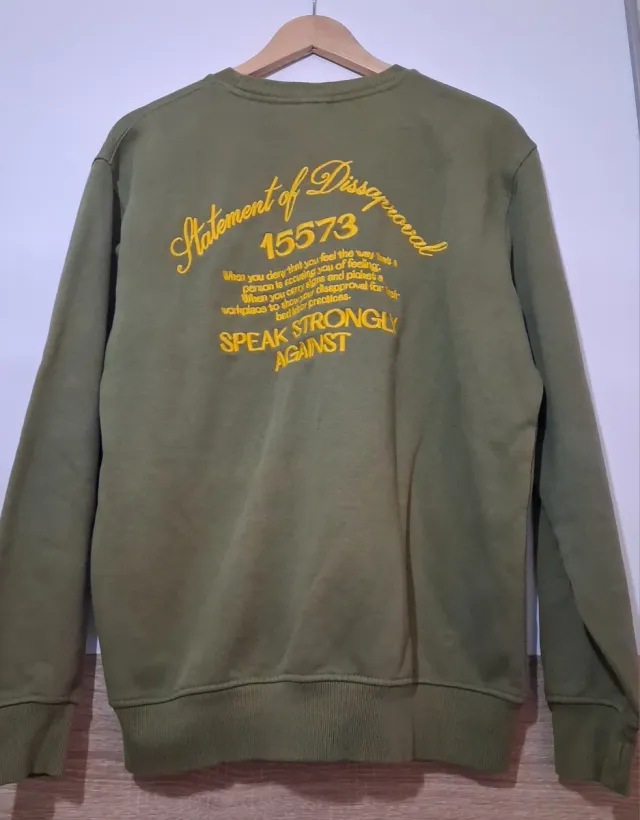 Sudadera verde con bolsillo