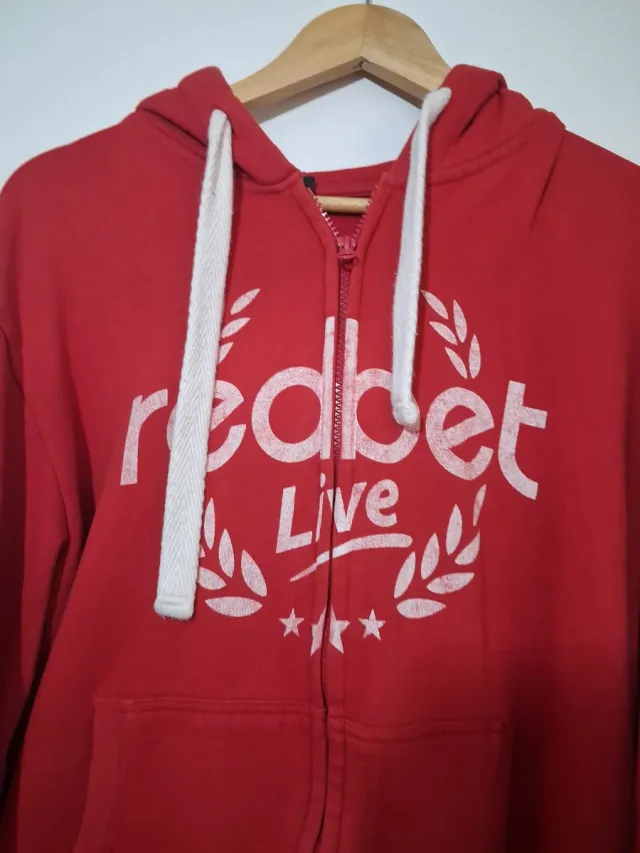 Sudadera Roja con Cremallera y Logo