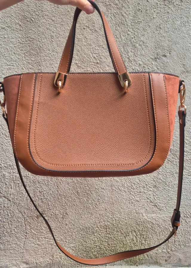 Bolso marrón de piel sintética