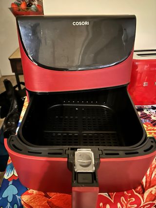 Freidora de aire Cosori roja sin usar