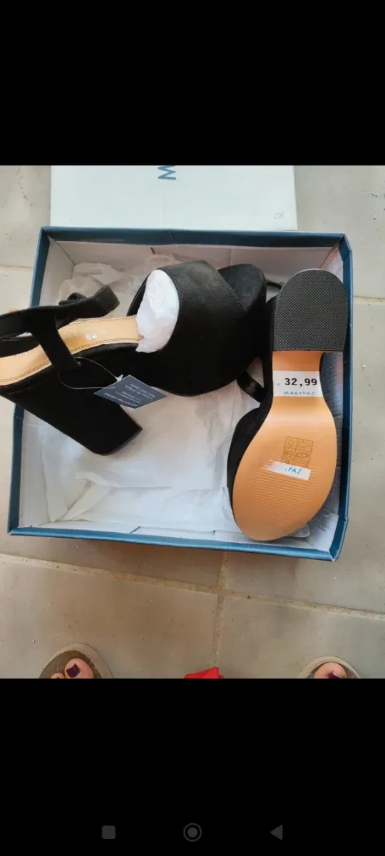 Tacones negros de mujer