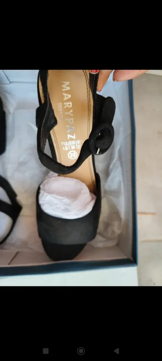 Tacones negros de mujer