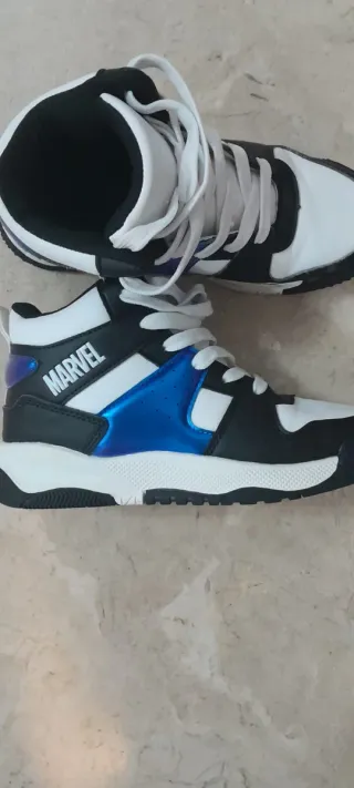 Deportivas Marvel niño talla 35
