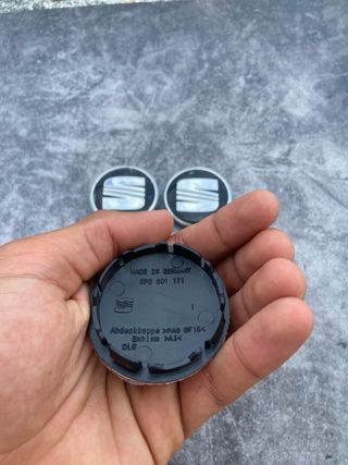 Tapabujes Seat 56mm Negro Gris