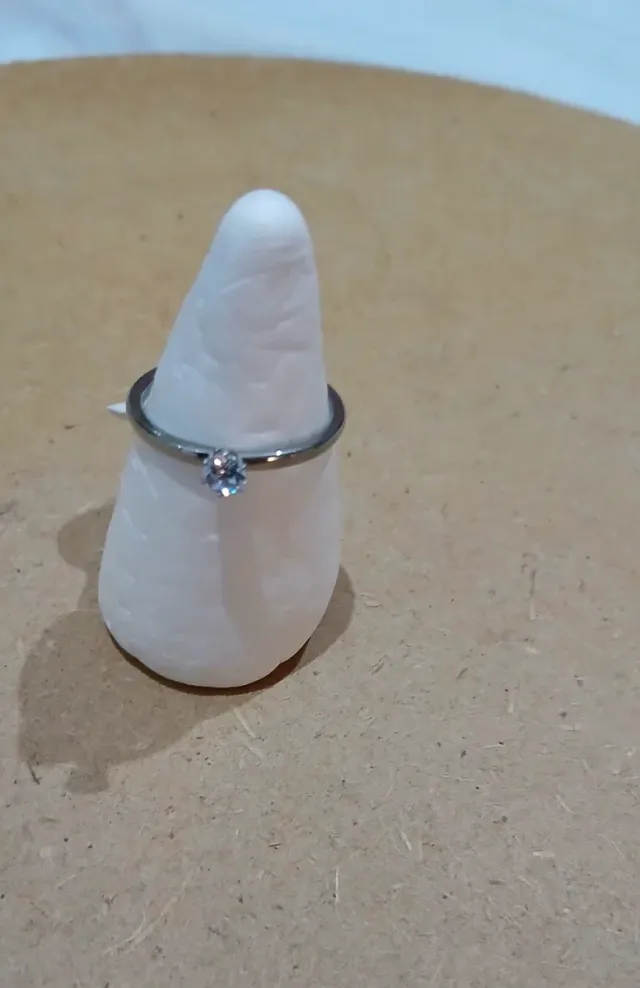 Anillo fino plateado con brillante. Bisutería fina