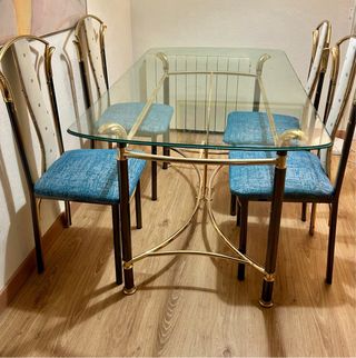 Mesa de comedor de cristal y metal con sillas