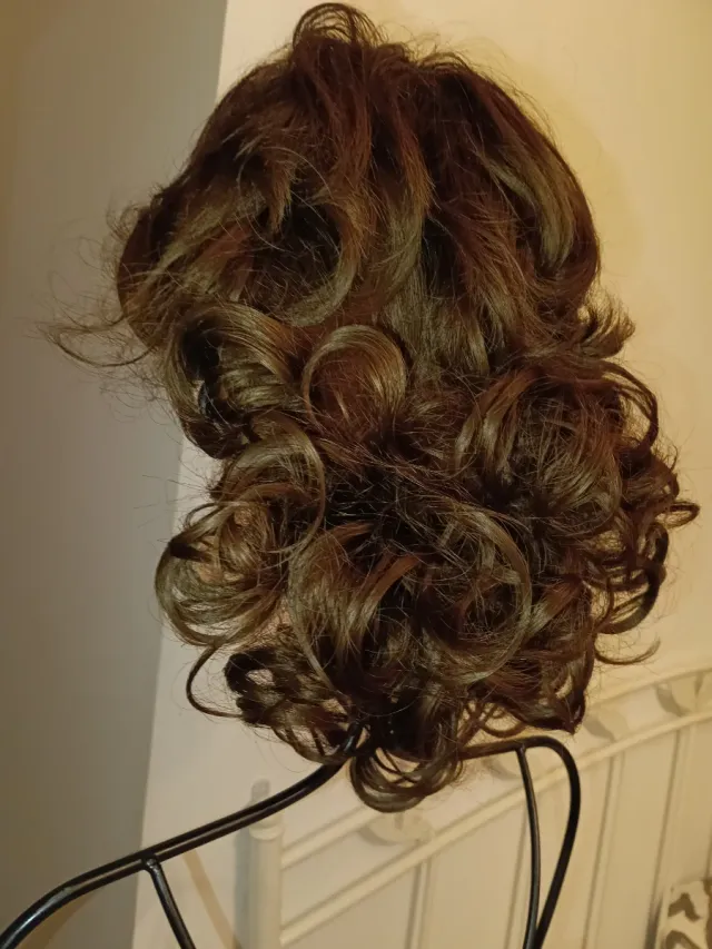 Peluca rizada castaña artificial 