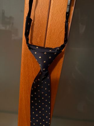 Corbata infantil azul con estrellas doradas