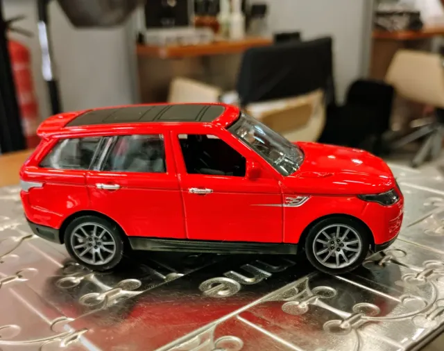 Coche miniatura rojo Ranger Rover sport
