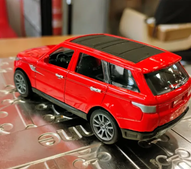 Coche miniatura rojo Ranger Rover sport
