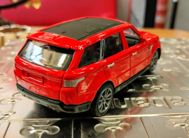 Coche miniatura rojo Ranger Rover sport