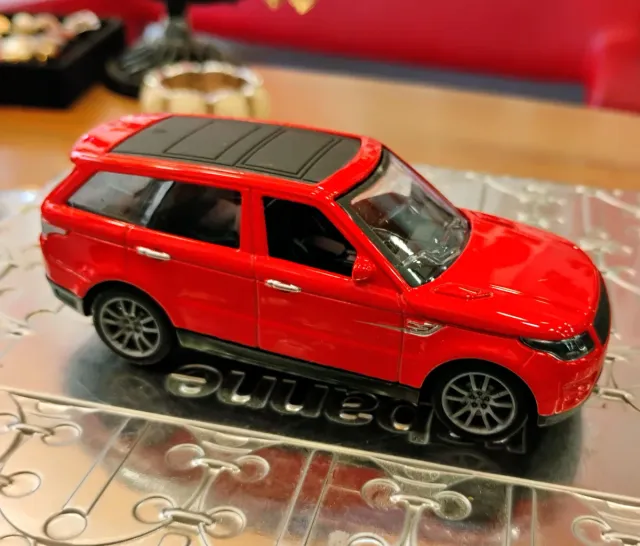 Coche miniatura rojo Ranger Rover sport