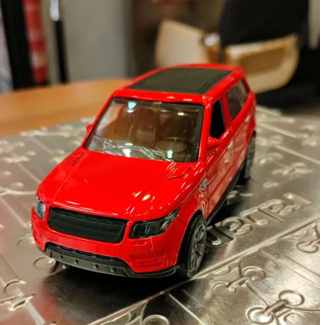 Coche miniatura rojo Ranger Rover sport