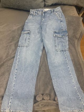 Pantalón cargo Bershka azul talla M