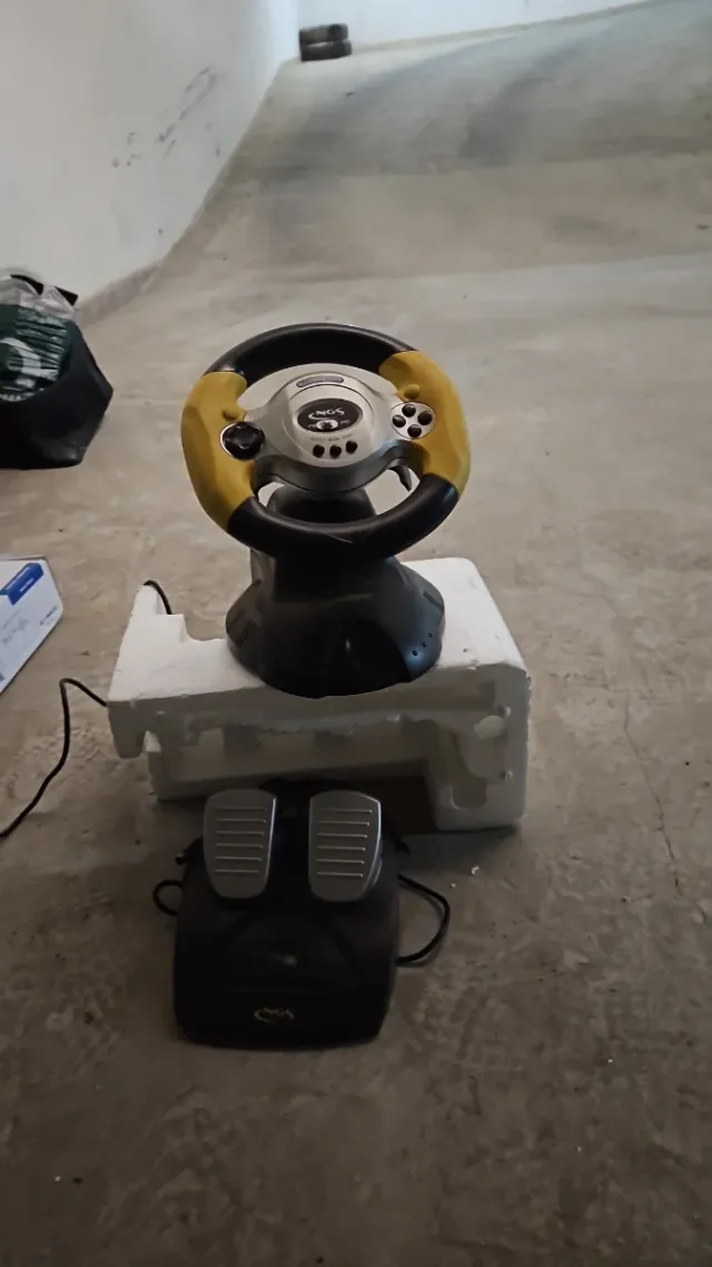 Volante NGS PS2 con Pedales