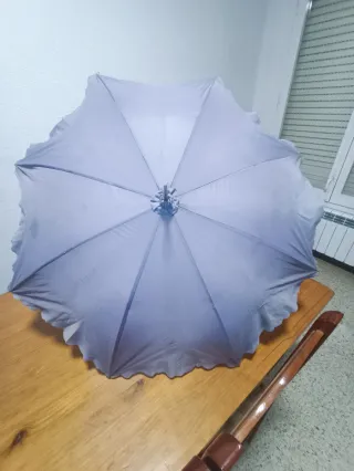 Paraguas antiguo morado con mango de metal y brill