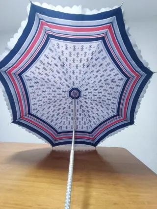 Paraguas antiguo morado con mango de metal y brill