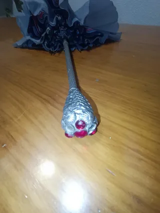 Paraguas antiguo morado con mango de metal y brill