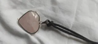 Collar Corazón de cuarzo Rosa con Cordón Negr