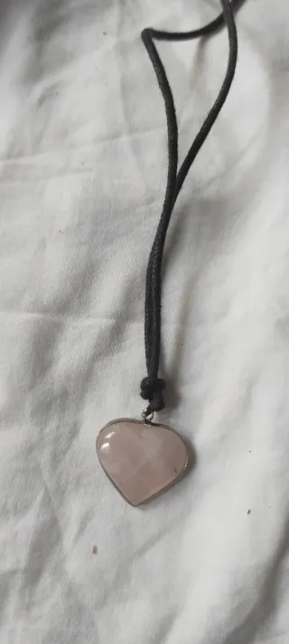 Collar Corazón de cuarzo Rosa con Cordón Negr