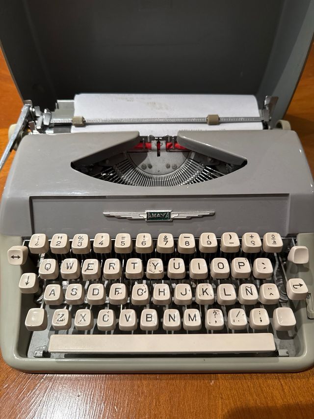 Máquina de escribir portátil gris