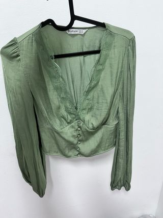 Blusa Stradivarius verde oliva Talla XS
