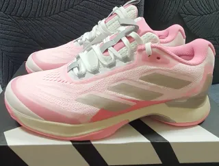 Zapatillas Adidas Avacourt Rosa y Blancas