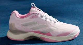 Zapatillas Adidas Avacourt Rosa y Blancas