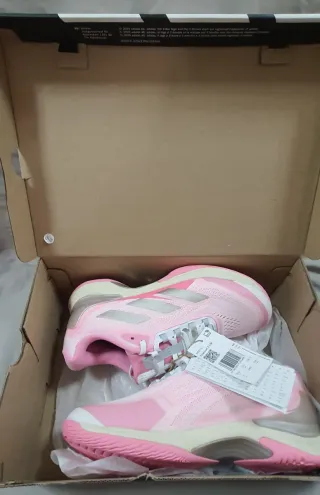 Zapatillas Adidas Avacourt Rosa y Blancas