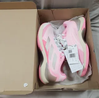 Zapatillas Adidas Avacourt Rosa y Blancas