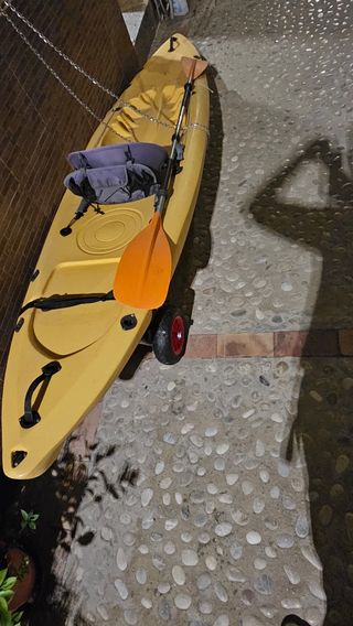 Kayak amarillo con remo 