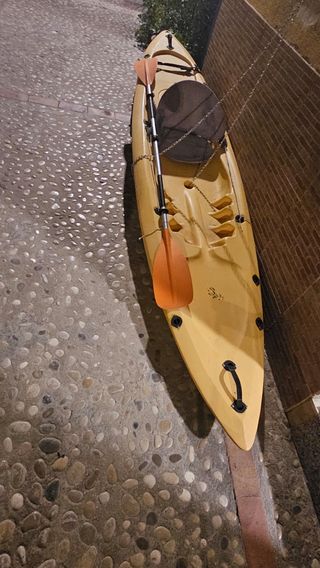 Kayak amarillo con remo 