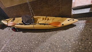 Kayak amarillo con remo 