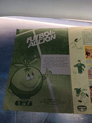 Álbum de cromos Futbol en accion Danone 82, faltan 9 cromos de 96