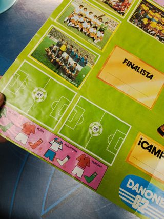 Álbum de cromos Futbol en accion Danone 82, faltan 9 cromos de 96