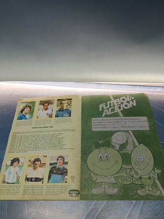 Álbum de cromos Futbol en accion Danone 82, faltan 9 cromos de 96