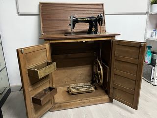 Máquina de coser Alfa antigua con mueble