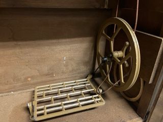 Máquina de coser Alfa antigua con mueble